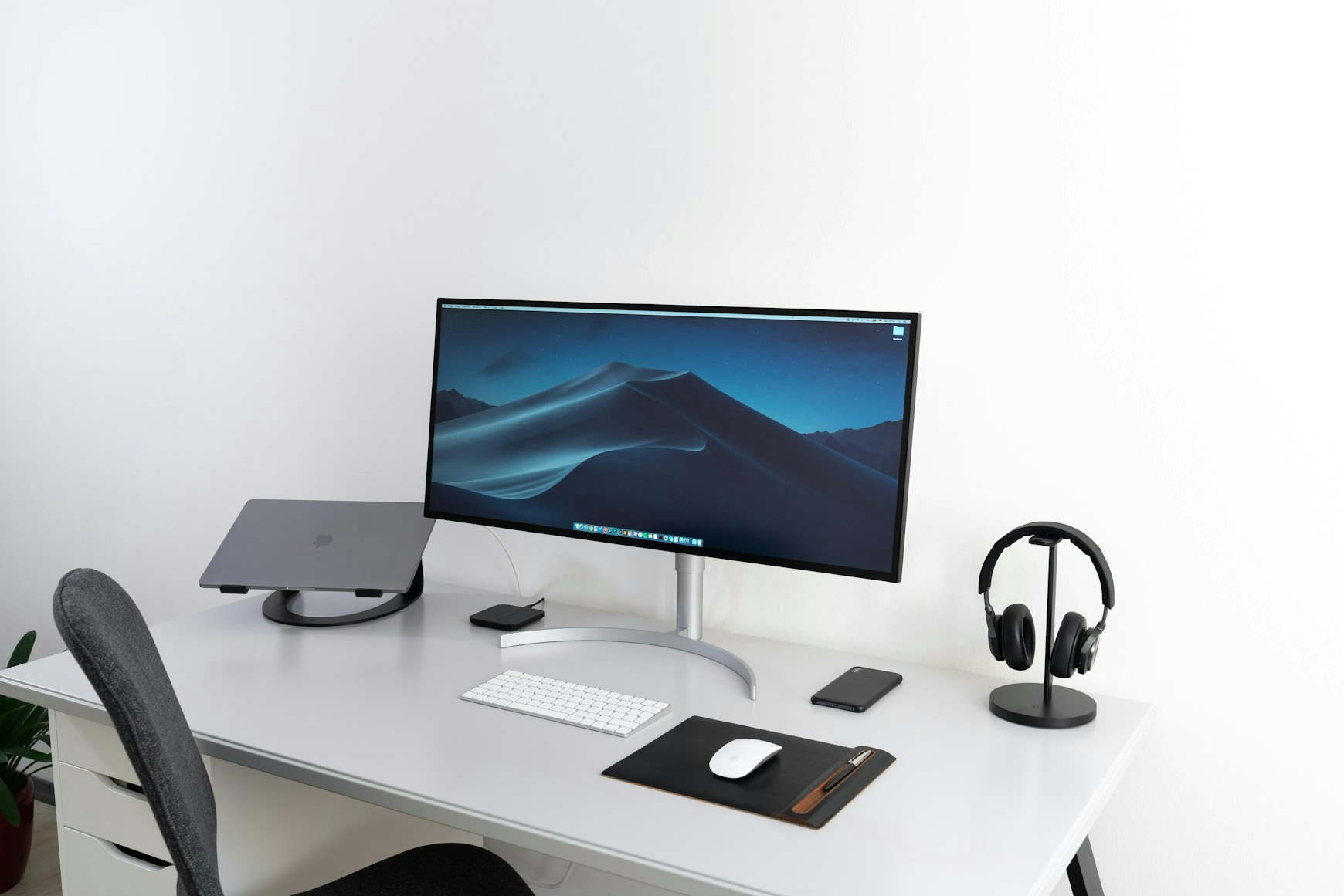 Minimal and clean desk setup